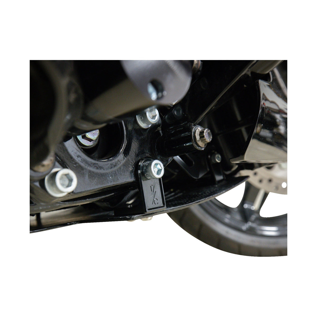 THRASHIN SUPPLY CO. - SKID PLATE - CARBON FIBER/GLOSS - WITH BLACK BRACKETS - FLHX/FLTRX