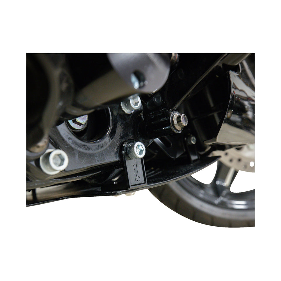 THRASHIN SUPPLY CO. - SKID PLATE - CARBON FIBER/GLOSS - WITH BLACK BRACKETS - FLHX/FLTRX