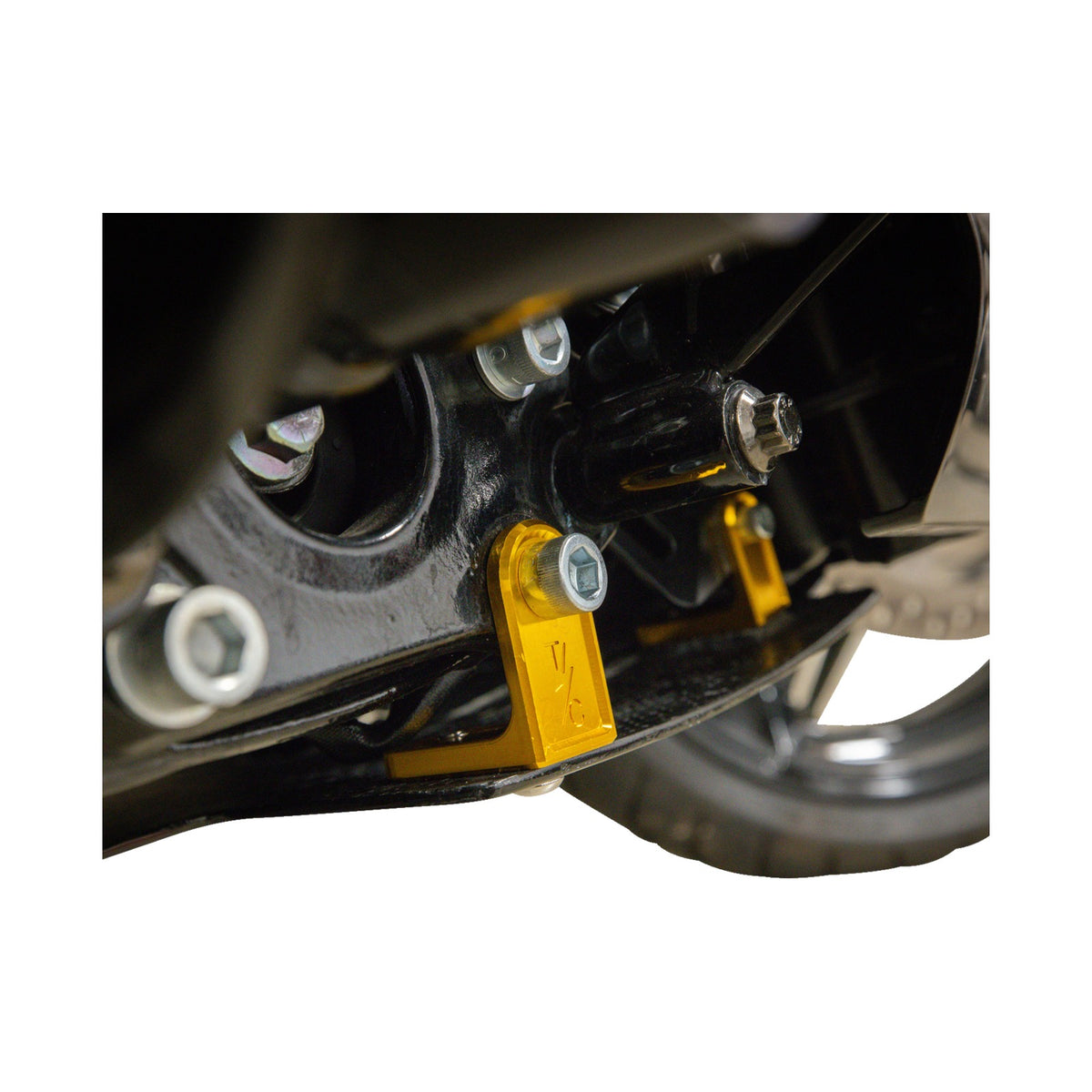 THRASHIN SUPPLY CO. - SKID PLATE - CARBON FIBER/FORGED - WITH GOLD BRACKETS - FLHX/FLTRX