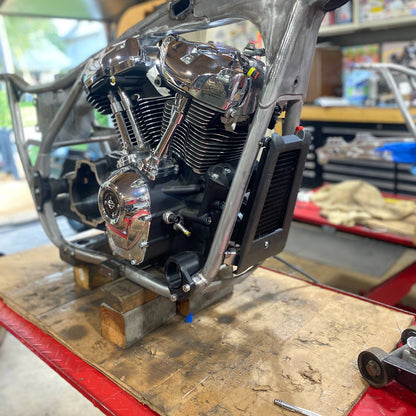 M8-FXR SOFTAIL OIL COOLER MOUNT