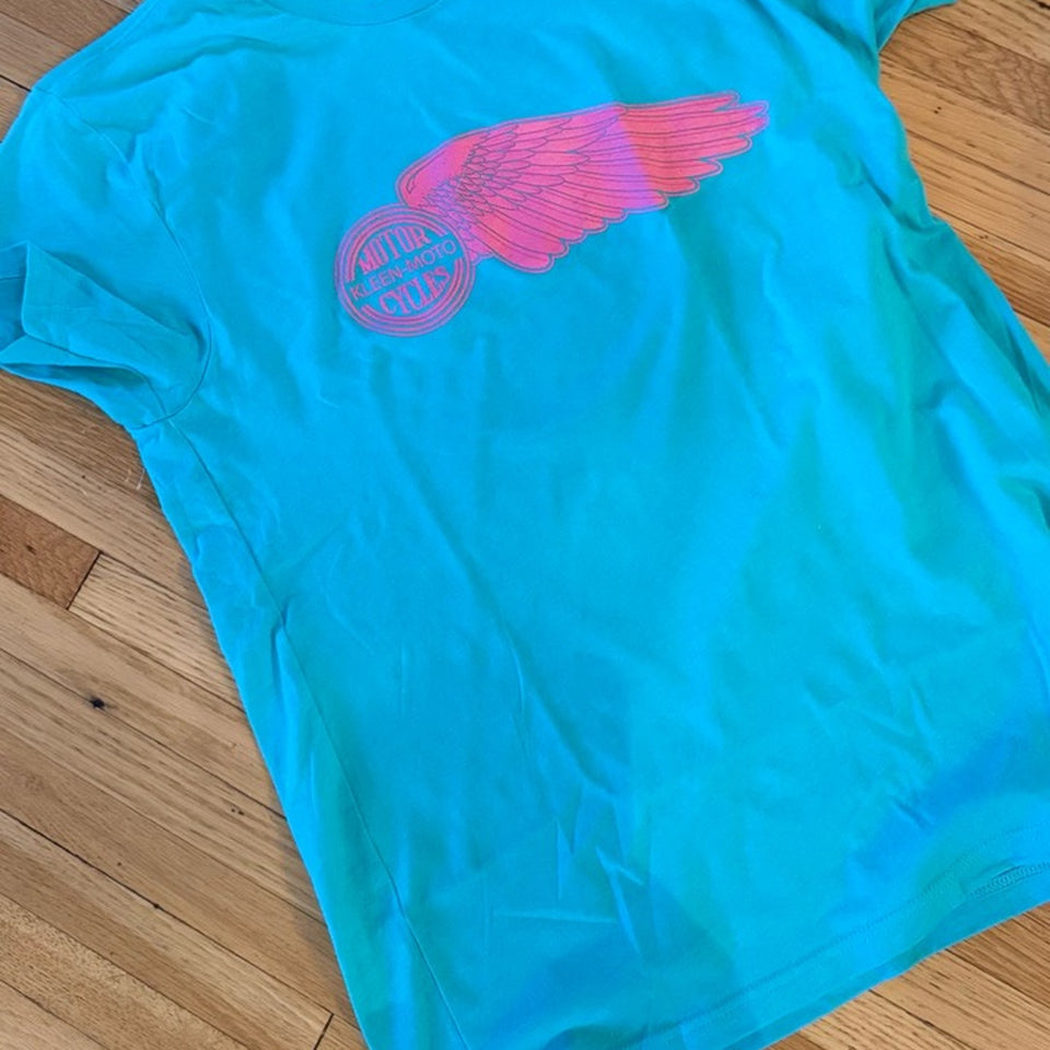Winged Medallion Tee — tahiti blue front detail